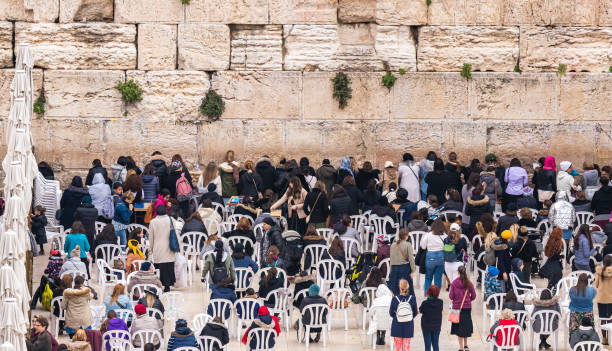 las mujeres judías creyentes rezan en la mitad femenina cerca del muro de las lamentaciones en el casco antiguo de jerusalén en israel - the western wall wall east city fotografías e imágenes de stock