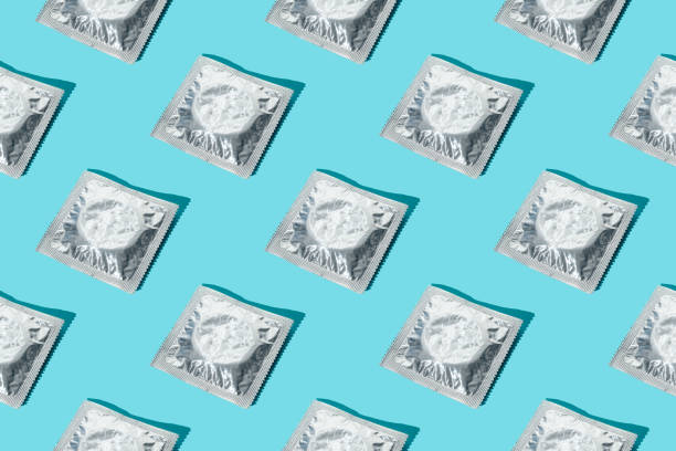 condón en envases - hiv aids condom sex fotografías e imágenes de stock
