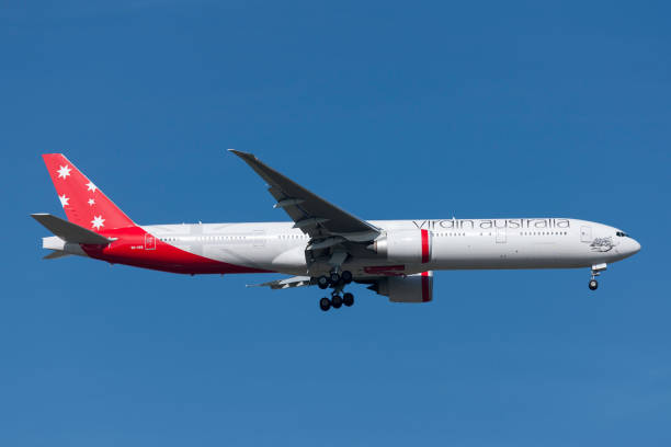 boeing 777-3zg/er vh-vpe di virgin australia airlines in avvicinamento all'aeroporto internazionale di melbourne. - vh 3 foto e immagini stock