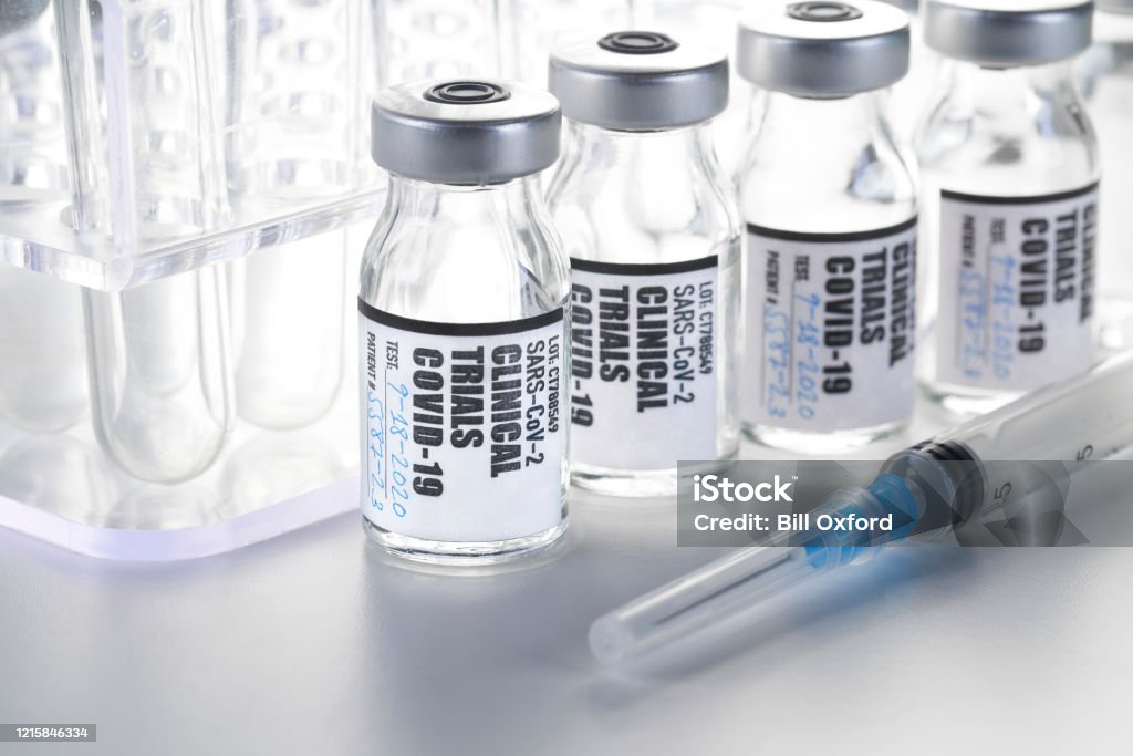 Klinische Studie - Impfstoff: Covid-19, Coronavirus in Durchstechflasche mit Spritze auf weißem Hintergrund - Lizenzfrei Impfung Stock-Foto