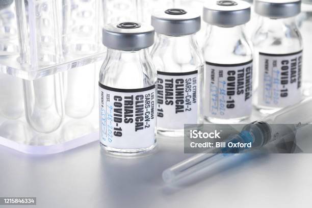 Klinische Studie Impfstoff Covid19 Coronavirus In Durchstechflasche Mit Spritze Auf Weißem Hintergrund Stockfoto und mehr Bilder von Impfung
