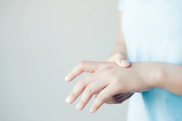 dor na mão da mulher causada pela inflamação dos músculos porque levantar objetos pesados - sprain human joint palm human arm - fotografias e filmes do acervo