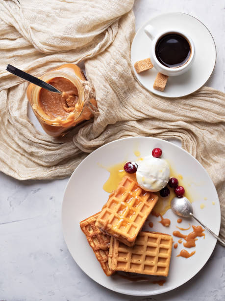 리에주(벨기에) 와플과 캐러멜, 베리, 아이스��크림. 선택적 초점, 상단 보기. 달콤한 디저트. - waffle syrup pouring breakfast 뉴스 사진 이미지