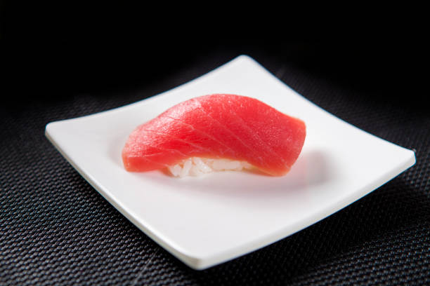 sushi de atún - nigiri fotografías e imágenes de stock