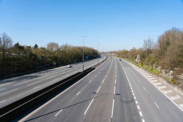 autopista m40 durante coronavirus - car horizon over land driving street fotografías e imágenes de stock