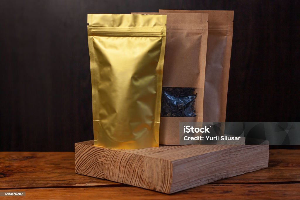 Corea Calvo Otoño Bolsas De Papel Kraft Marrón Con Granos De Café Y Hojas De Té En Cesta De Mimbre Con Textile Blanco Sobre Fondo De Madera Foto de stock y más banco de imágenes Corea Calvo Otoño Bolsas De Papel Kraft Marrón Con Granos De Café Y Hojas De Té En Cesta De Mimbre Con Textile Blanco Sobre Fondo De Madera Foto de stock y más banco de imágenes