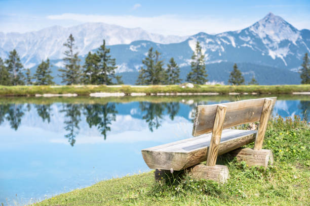 vista da paisagem do lago da montanha com banco em primeiro plano - bench winter snow mountain - fotografias e filmes do acervo