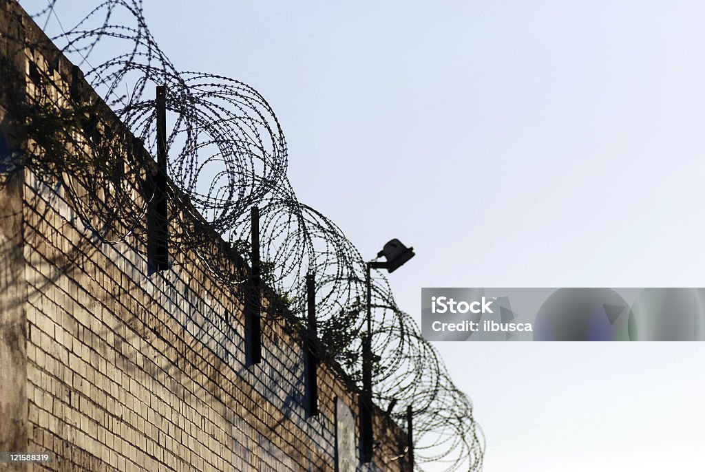 Fil barbelé coupant mur - Photo de Architecture libre de droits
