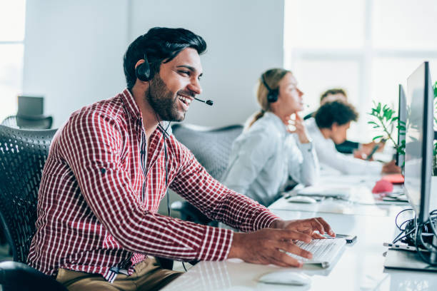 odbieranie połączenia z uśmiechem - call center it support customer service representative headset zdjęcia i obrazy z banku zdjęć