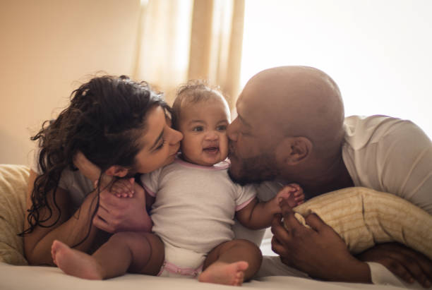 on la gardera toujours près. - couple black american culture kissing photos et images de collection