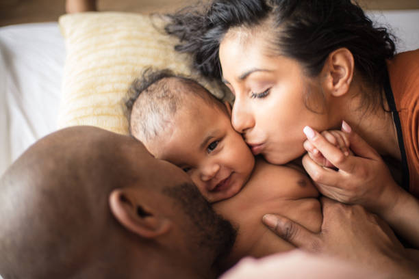 ci rende una famiglia. - couple black american culture kissing foto e immagini stock