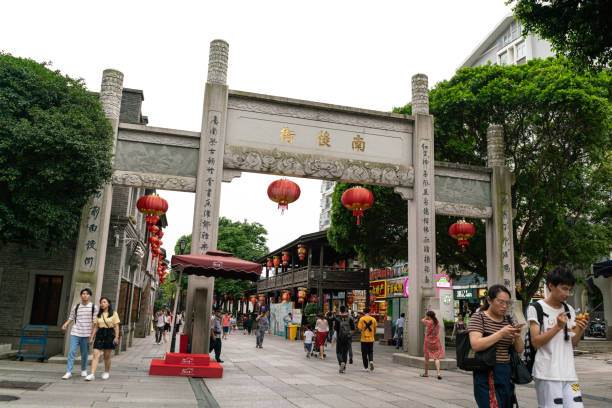 arco commemorativo di "sanfang qixiang" e "nanhou street" a fuzhou, chinafuzhou, cina "sanfanqixian" "nanhoujie" arco commemorativo - fuzhou foto e immagini stock