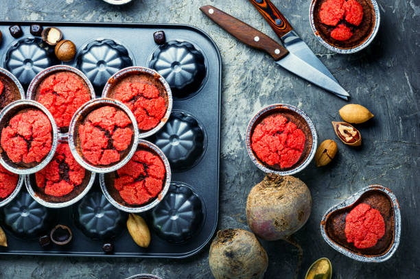 delizioso cupcake di barbabietola - vegan food cake muffin chocolate foto e immagini stock
