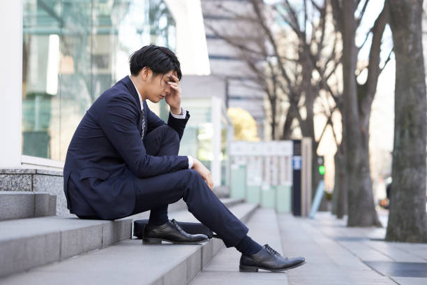 a japanese male businessman - thinking professional occupation unemployment job search imagens e fotografias de stock