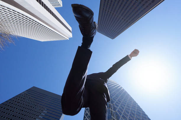 일본의 한 남성 사업가가 사무실 에서 뛰어들어 있습니다. - jumping business people businessman 뉴스 사진 이미지