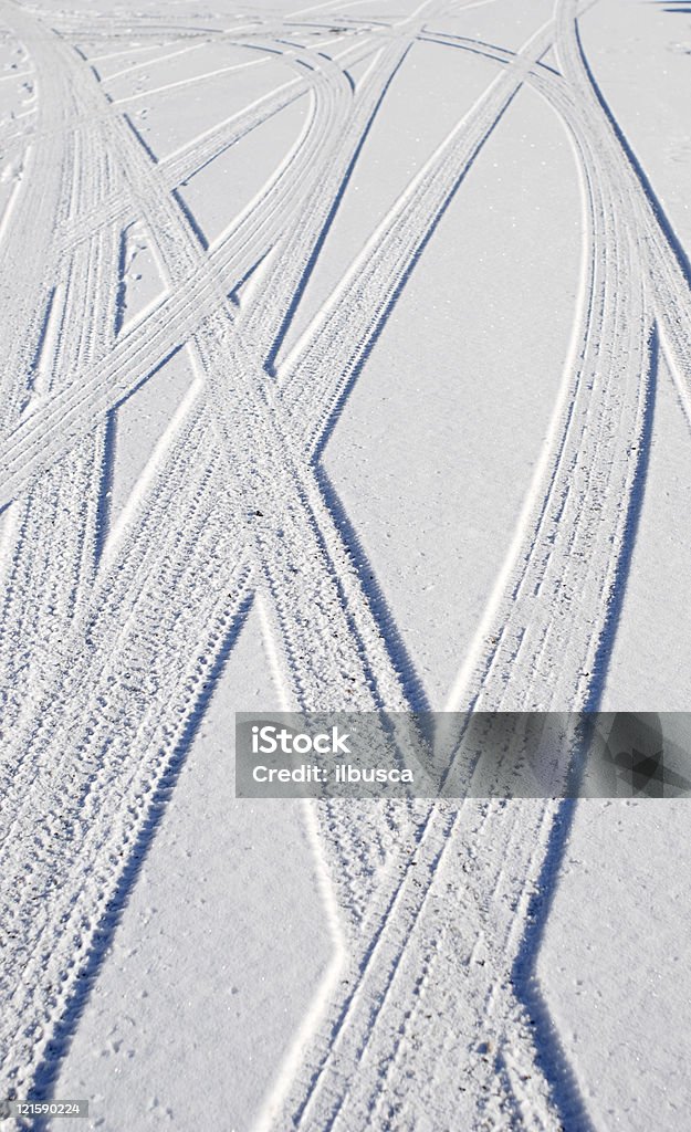 Nieve skidmarks - Foto de stock de Blanco - Color libre de derechos