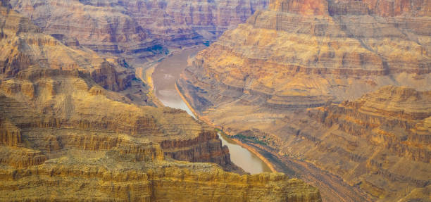 вид с воздуха на реку колорадо и гранд-каньон, штат аризона, сша - canyon plateau large majestic стоковые фото и изображения