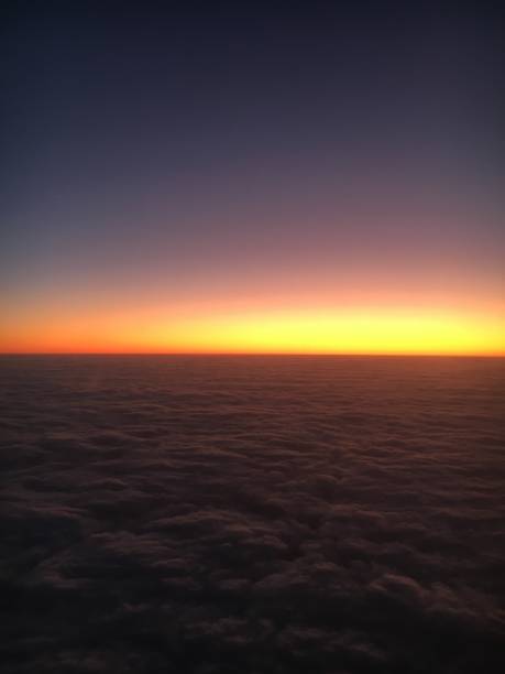 Andrà tutto bene: alba vista dalla finestra di un aereo - foto stock