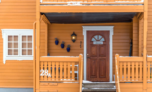 norwegen. bunte holzhausfassade - front door front stoop house yellow stock-fotos und bilder