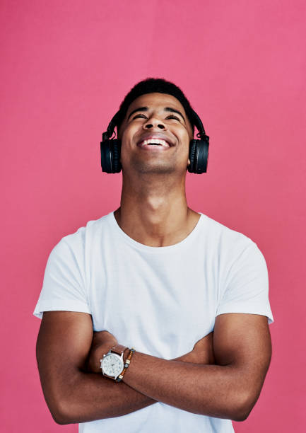 любить эту песню - men smiling headphones individuality стоковые фото и изображения