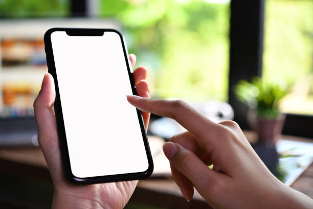 imagen de primer plano de las manos femeninas usando el teléfono inteligente con pantalla blanca en blanco en la cafetería - smart phone fotografías e imágenes de stock