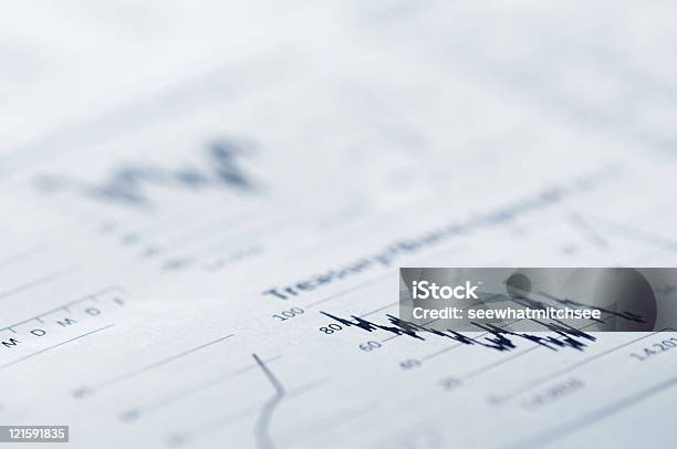 Business Graph In Zeitung Stockfoto und mehr Bilder von Analysieren - Analysieren, Bericht, Blau