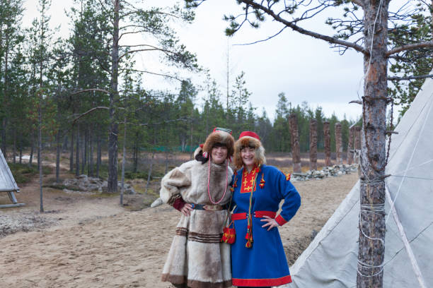 två kvinnliga samiska, samiska i nationell klänning, samisk by på kolahalvön, ryssland. - same direction bildbanksfoton och bilder