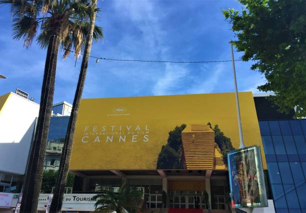 palais des festivals cannes südfrankreich - auszeichnung als bester schauspieler stock-fotos und bilder