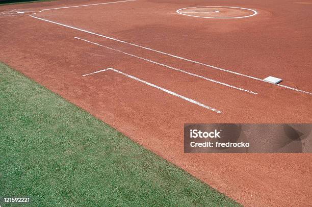 Софтбол — стоковые фотографии и другие картинки Софтбол - спорт - Софтбол - спорт, Игровое поле, Бейсбольное поле