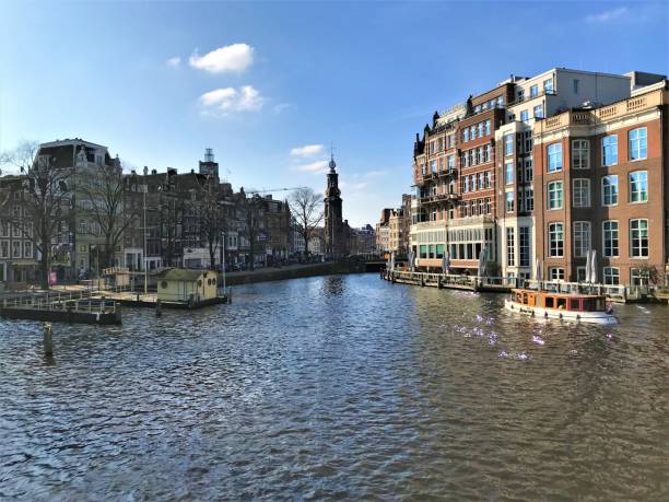 canale e architettura di amsterdam - flowing river water dam foto e immagini stock