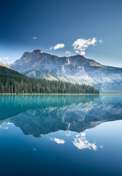 beau lac d’émeraude, parc national de yoho, colombie-britannique, canada - british columbia canada lake emerald lake photos et images de collection