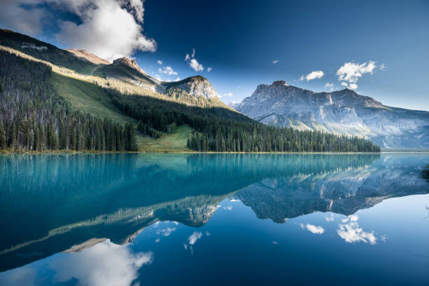 beau lac d’émeraude, parc national de yoho, colombie-britannique, canada - british columbia canada lake emerald lake photos et images de collection