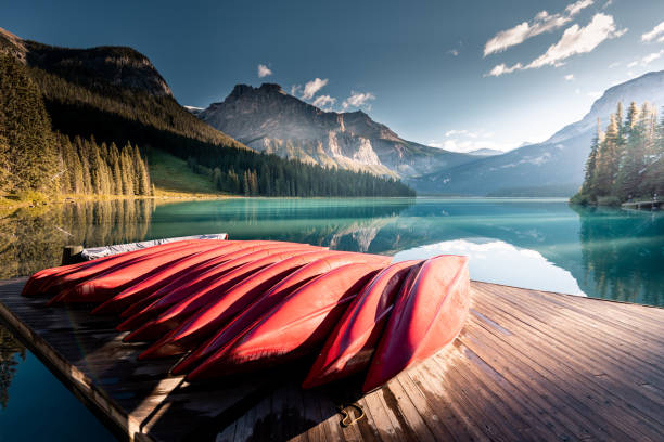 beau lac d’émeraude, parc national de yoho, colombie-britannique, canada - british columbia canada lake emerald lake photos et images de collection