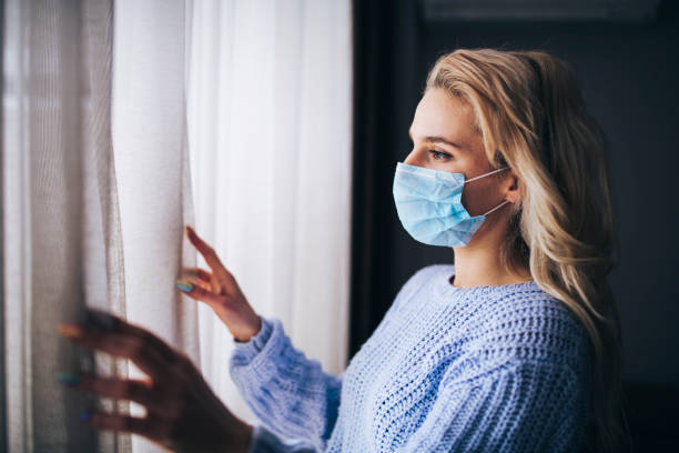 femme dans l’isolement à la maison pour l’éclosion de virus. - solitary confinement photos et images de collection