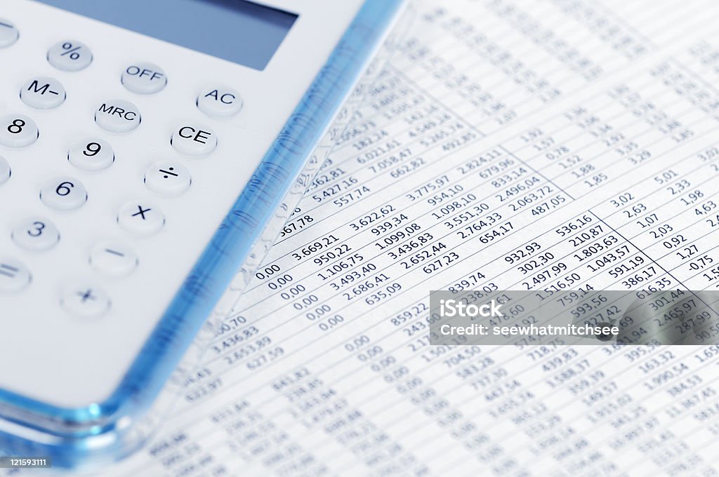 Stock market data mit Rechner - Lizenzfrei Analysieren Stock-Foto