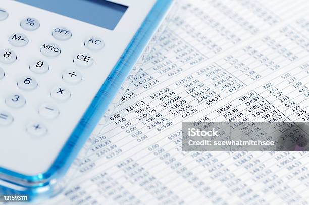 Stock Market Data Mit Rechner Stockfoto und mehr Bilder von Analysieren - Analysieren, Bericht, Blau
