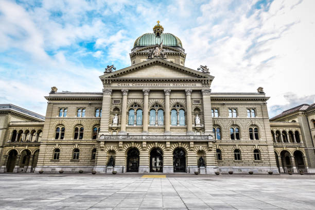 majestuoso edificio del parlamento suizo en berna, suiza - berne swiss culture parliament building switzerland fotografías e imágenes de stock