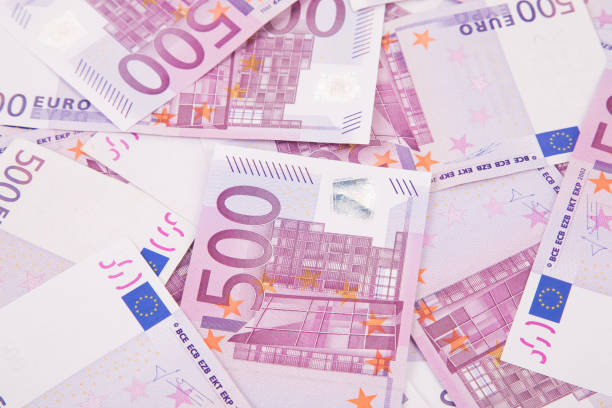 banknoty euro wyrównane jako tło. - five euro banknote european union currency number 5 paper currency zdjęcia i obrazy z banku zdjęć