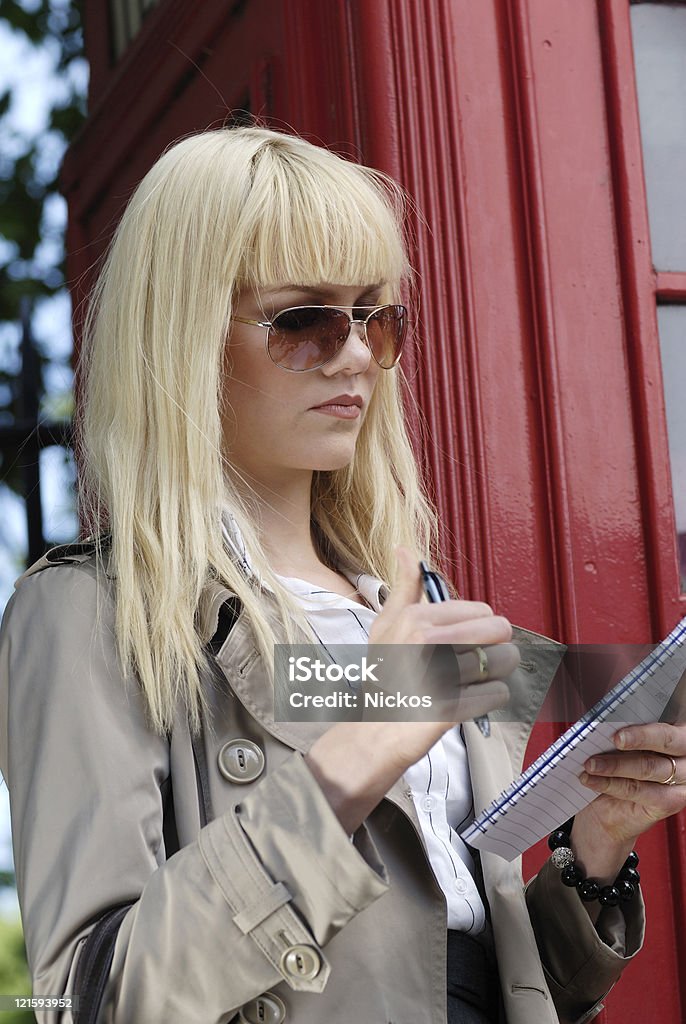 Jovem mulher de negócios olhando para computador portátil - Royalty-free 20-29 Anos Foto de stock