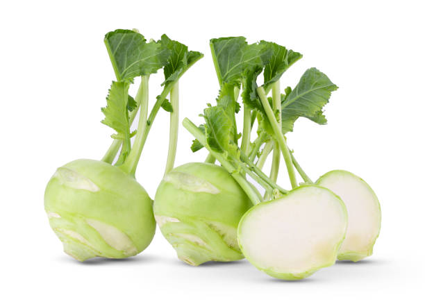 kohlrabi fresco con foglie verdi su bianco isolato - kohlrabi turnip kohlrabies cabbage foto e immagini stock
