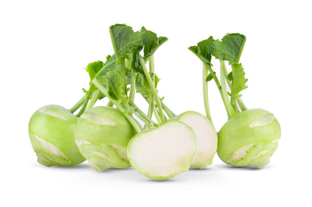 kohlrabi fresco con foglie verdi su retrosconda bianco isolato - kohlrabi turnip kohlrabies cabbage foto e immagini stock