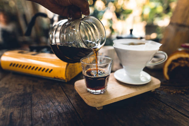 kawa, kroplówka kawy w domu kawa w słoiku - horizontal pouring nobody coffee cup zdjęcia i obrazy z banku zdjęć