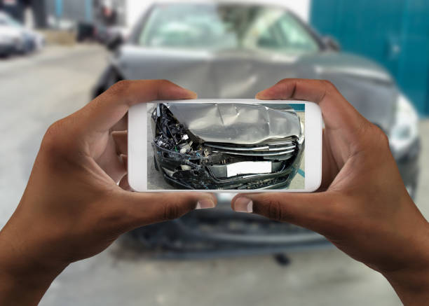 hombre tomando fotos de su coche con daños - accidente de tráfico fotos fotografías e imágenes de stock