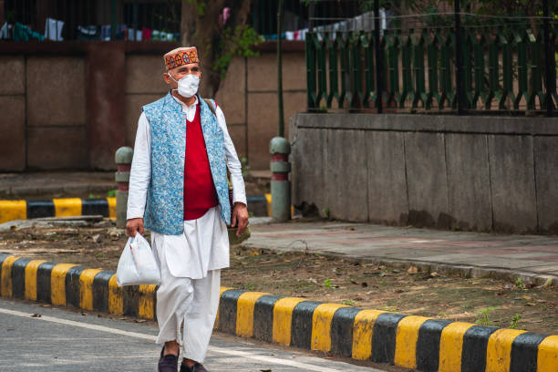 homme musulman indien de retour après avoir assisté à la congrégation islamique à une mosquée de nizamuddin. - india delhi old delhi mosque photos et images de collection