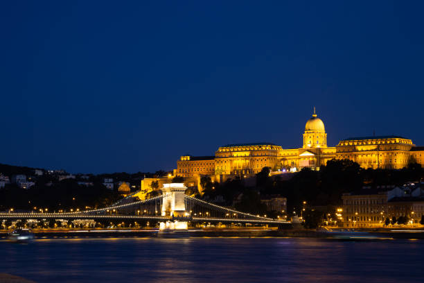 noche del castillo de buda y puente de la cadena con el río danubio en budapest, hungría - fort budapest medieval royal palace of buda fotografías e imágenes de stock