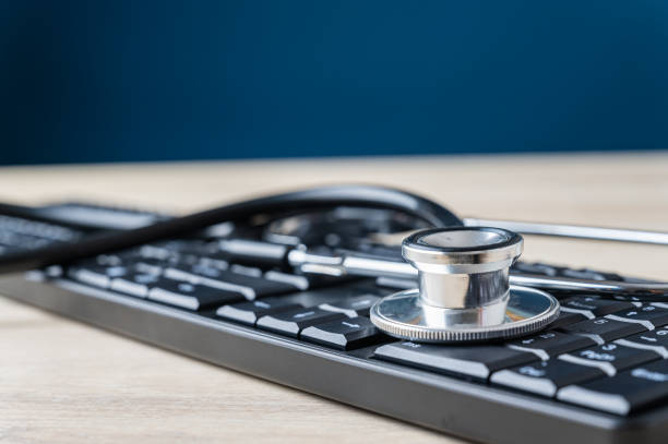 stethoscope on computer keyboard - computer bug stethoscope computer problems imagens e fotografias de stock