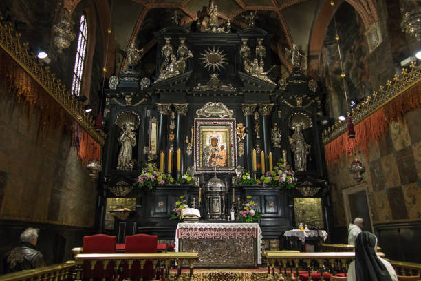 monastère de jasna gora : chapelle et image merveilleuse de la madone noire de czestochowa - monastère de jasna góra photos et images de collection