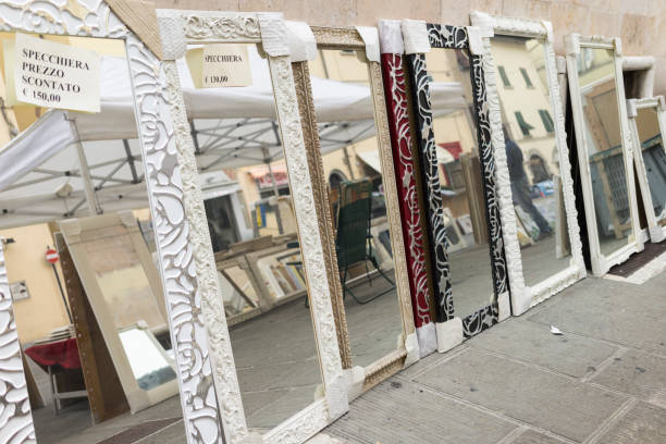 reflexo de um homem na venda de vidros de píer no mercado de rua, pistoia, itália - reflection glass surrounding wall urban scene - fotografias e filmes do acervo