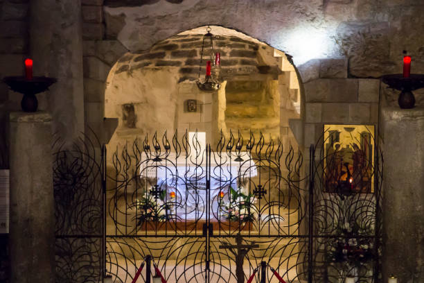 cappella inferiore con altare nella basilica dell'annunciazione a nazaret - maria di nazareth foto e immagini stock