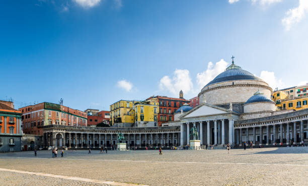 piazza del plebiscito w: neapol - architecture blue colonnade column zdjęcia i obrazy z banku zdjęć